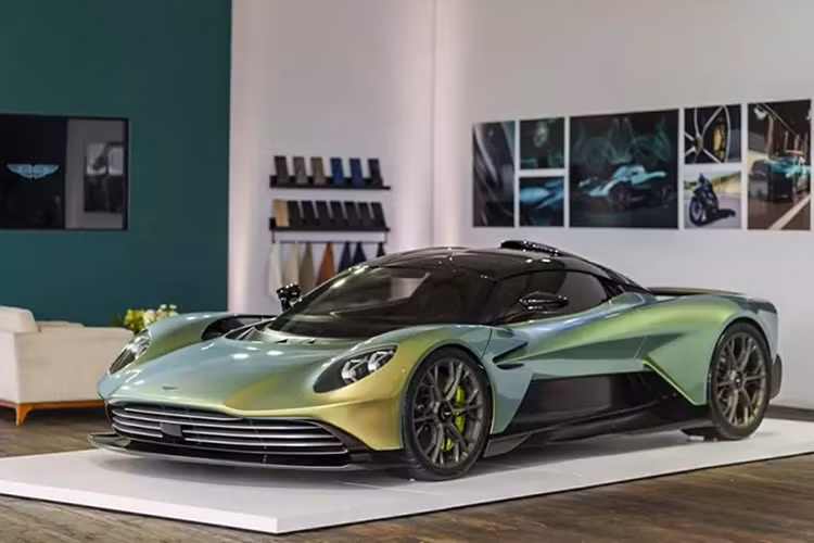 Siêu xe Aston Martin Valhalla sử dụng hộp số tự động ly hợp kép 8 cấp được phát triển và chế tạo độc quyền cho các cỗ máy dùng động cơ hybrid của Aston Martin, kết hợp với đó là việc xe được trang bị bộ vi sai chống trượt điện tử ở trục sau và có chế độ lùi bằng điện khi người lái chỉ sử dụng 2 mô tơ điện.