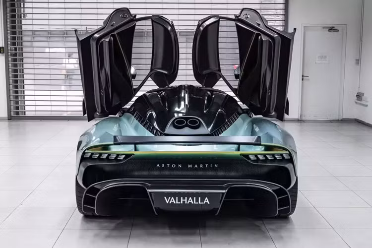 Siêu xe Valhalla có khả năng tăng tốc từ vị trí xuất phát lên 100 km/h trong vòng thời gian 2,5 giây trước khi đạt tốc độ tối đa là 330 km/h.