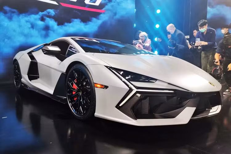 Lamborghini Revuelto Trong số những bom tấn siêu xe về Việt Nam năm 2024, đầu tiên phải kể đến Lamborghini Revuelto - chiếc siêu xe plug-in hybrid đầu tiên của hãng ôtô đến từ nước Ý. Đây là câu trả lời của bò tót đến ngựa chồm, khi đối thủ đã tung ra sản phẩm từ khá lâu, với chiếc Ferrari SF90 đủ 2 bản là coupe mang tên Stradale và mui trần là Spider.