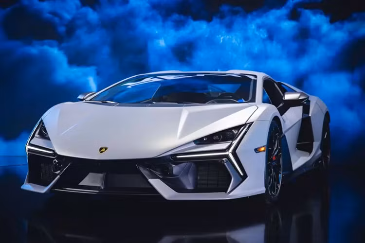 Khá thú vị là trong năm qua, Minh Nhựa cũng đã đánh tiếng ưng mẫu xe Lamborghini Revuelto, vì thế, rất có thể trong năm 2024, siêu xe với hệ truyền động plug-in hybrid của Lamborghini sẽ cập cảng Việt Nam theo diện tạm nhập tái xuất để ra mắt, hoặc có thể là xe mới tinh, để bàn giao cho khách hàng.