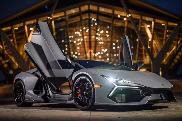 Là siêu xe thương mại đầu tiên của Lamborghini được trang bị hệ truyền động plug-in hybrid (PHEV), vì thế Revuelto nhận được nhiều sự quan tâm, trong đó, siêu bò này dù vẫn dùng máy xăng V12 như các bản đàn anh nhưng lại nhẹ hơn 17 kg, đồng thời lại tạo ra công suất tối đa lớn hơn, đạt 825 mã lực tại tua máy 9.250 vòng/phút, cao hơn 125 mã lực so với Aventador.