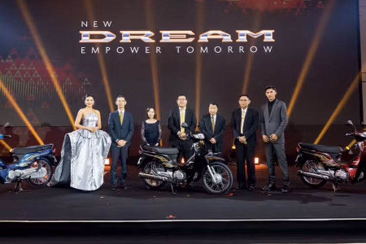 Honda chính thức ra mắt mẫu xe số Honda Dream 125 2025 mới tại thị trường Campuchia. Chỉ sau đó ít ngày, những chiếc Dream thế hệ mới đầu tiên đã có mặt tại các đại lý, xe được mở bán với 3 màu sắc gồm Xanh, Đỏ và Đen.