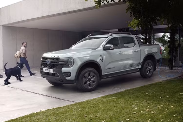 Trang bị vận hành của mẫu xe bán tải Ford Ranger PHEV bao gồm động cơ EcoBoost 2,3 lít tăng áp đi kèm mô-tơ điện 101 mã lực, cung cấp công suất tổng cộng là 275 mã lực và mô-men xoắn 690 Nm. Con số này cao hơn tất cả các phiên bản Ranger động cơ xăng và dầu truyền thống và chỉ đứng sau bản hiệu suất cao Ranger Raptor.
