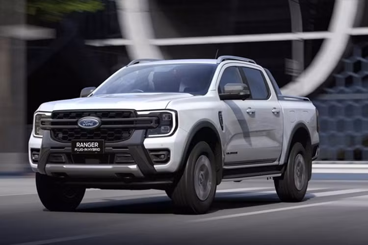 Xe sẽ được sản xuất tại nhà máy Silverton ở Nam Phi và phân phối tại nhiều thị trường khác nhau, bao gồm châu Âu, Úc và New Zealand. Mức giá xe Ford Ranger PHEV 2025 sẽ được hãng xe Mỹ công bố vào đầu năm sau, khi mẫu xe này chính thức xuất xưởng và bàn giao tới tay khách hàng.