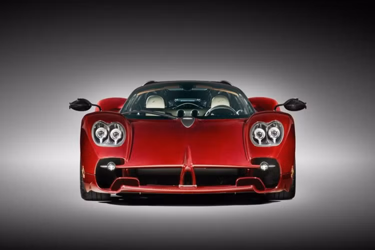 Thông thường, các phiên bản mui trần như siêu xe Pagani Utopia Roadster thường có khối lượng riêng nặng hơn đáng kể so với bản coupe, đồng nghĩa với việc khả năng tăng tốc của xe sẽ bị ảnh ảnh hưởng.