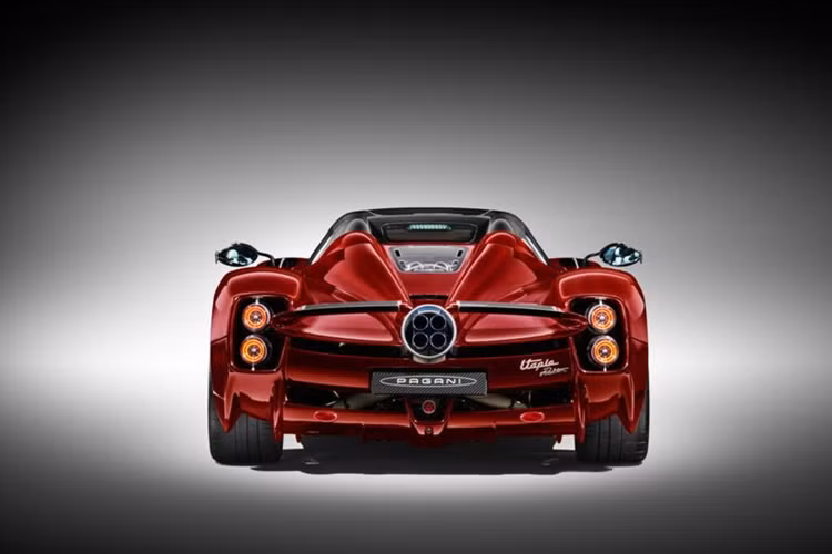 Mẫu hypercar này cũng được trang bị hệ thống treo chủ động và hệ thống cảm biến lốp xe điện tử Pirelli Cyber Tyre. Công nghệ này tương thích với lốp Pirelli P Zero Corsa, Winter và Trofeo RS, cho phép truyền tải thông tin từ lốp xe đến hệ thống cân bằng điện tử và kiểm soát lực kéo.