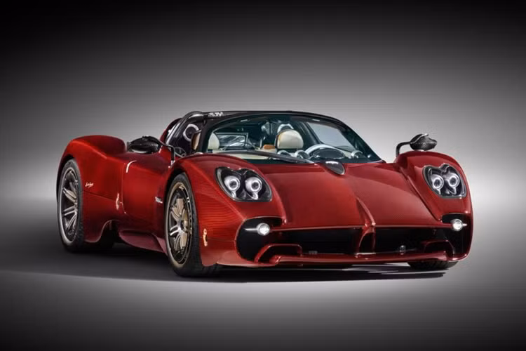 Mới đây, Pagani Utopia Roadster 2024 mới đã chính thức ra mắt, xe được cung cấp cả tùy chọn mui cứng và mui mềm. Theo hãng xe nước Ý, trang bị này không làm tăng trọng lượng của xe so với biến thể coupe đã ra mắt từ tháng 9/2022.