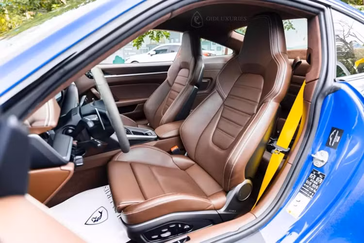 Vì còn phụ thuộc vào tùy chọn, cũng như giá khởi điểm xe khi khách mua, Porsche 911 Turbo S tăng giá 2 lần, và mức tăng cuối cùng, chênh lệch đến 1,17 tỷ đồng, bằng giá bán xe Toyota Camry mới.