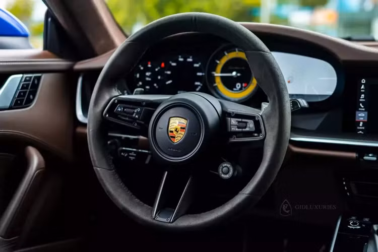 Vì Porsche 911 Turbo S 992 là xe chơi, và khá hiếm, nên thông tin rao bán của mẫu xe này chỉ có đúng 1 chiếc xuất hiện, đó là xe mang màu xanh Nogaro Metallic có giá gần nửa tỷ đồng, và sau vài tháng rao bán, trước độ hiếm có, chiếc xe thể thao hiệu suất cao, tiệm cận siêu xe là mẫu Porsche 911 Turbo S 992 này đã tìm thấy chủ nhân mới.