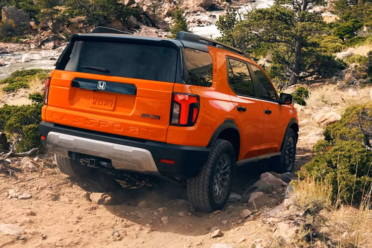 Hãng xe Nhật bản vẫn chưa tiết lộ giá xe Honda Passport 2026, nhưng dự tính khởi điểm sẽ là “khoảng 40.000 USD”. Passport sẽ tiếp tục được sản xuất tại Nhà máy ôtô Honda ở Lincoln, Alabama, Mỹ và sẽ bắt đầu xuất hiện tại các đại lý vào đầu năm sau.