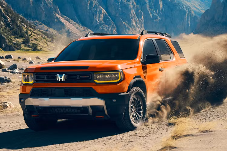 Hãng xe Nhật bản vừa trình làng Honda Passport 2026 mới – Phiên bản SUV cỡ trung phổ biến, mạnh mẽ hơn và vuông vắn hơn. Honda cho biết, chiếc xe này có hệ thống treo được điều chỉnh cho địa hình, lốp xe địa hình, các điểm móc kéo xe và tấm chắn bảo vệ gầm và đặc biệt hơn, chiếc xe vẫn sở hữu khối động cơ V6 dung tích 3.5 lít.