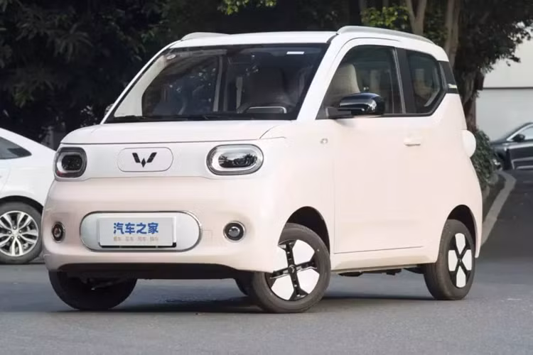Trong đó, hãng cũng đã xâm nhập vào thị trường Việt Nam, nhưng chưa có sự bứt phá mạnh, do phải gặp ngay đối thủ VinFast VF3 thiết kế nam tính hơn, động cơ điện mạnh và quan trọng, có chế độ sạc nhanh. Trong khi Wuling Hongguang MINIEV tại Việt Nam là bản cũ, chưa tích hợp sạc nhanh.