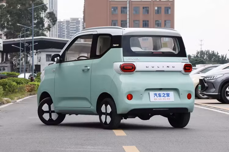 Xe cũng hỗ trợ ba phương pháp bổ sung năng lượng đó là sạc nhanh DC, sạc chậm AC và sạc tại nhà, việc sạc nhanh có thể sạc pin từ từ 30% đến 80% trong 35 phút, bổ sung năng lượng cực nhanh và cũng có thể phù hợp với nguồn điện ổ cắm 220V/10A của hộ gia đình.