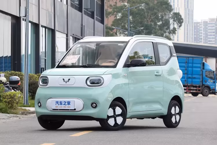 Về hệ truyền động, chiếc xe Wuling Hongguang MINIEV 215km Youth Edition được trang bị pin 17,3kW·h, với phạm vi di chuyển hoàn toàn bằng điện theo chu trình thử nghiệm CLTC là 215 km.