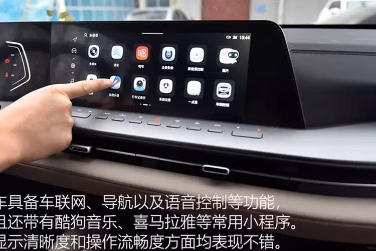 Tùy theo giá, xe bán tải Changan Hunter cung cấp hệ thống kiểm soát hành trình, định vị Amap, đèn hỗ trợ lái, cần gạt nước cảm biến mưa, điều khiển bằng giọng nói, nâng cấp OTA cho xe, vô lăng bọc da, đồng hồ LCD, sạc điện thoại không dây 40W,, ghế ngồi bọc da, loa 4/6, cửa gió điều hòa phía sau, v.v.