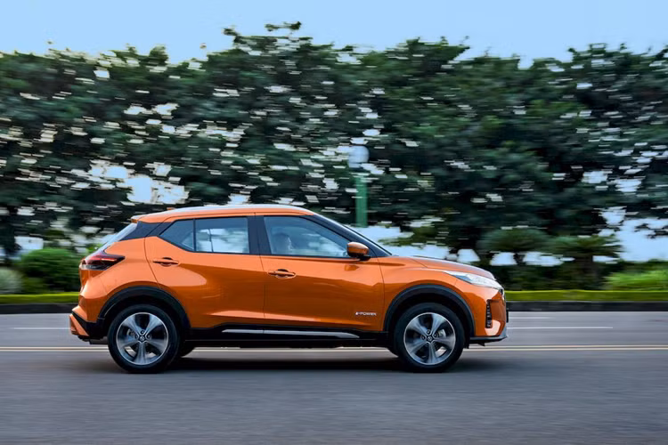 Trong khi đó, xe lai điện (HEV - hybrid) được định nghĩa là những xe sử dụng hệ thống lưu trữ năng lượng có thể sạc lại và nguồn điện được cung cấp bởi nhiên liệu, tức là các bánh xe được truyền động bởi cả động cơ xăng và mô tơ điện.
