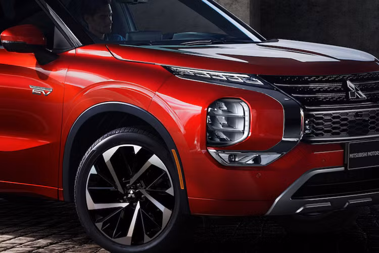 Outlander bản mới này còn có một số điểm khác biệt so với các bản thường là: bộ mâm hợp kim có kích thước 20 inch màu đen, chữ Outlander trên nắp capo và biểu tượng GSR đặc trưng trên cửa sau.