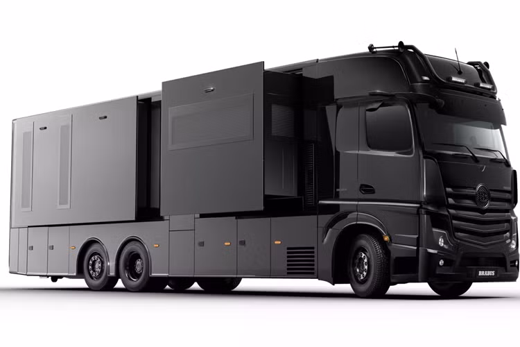 Nếu những chiếc xe thể thao, hiệu năng hầm hố của Brabus được nâng cấp hướng tới mặt vận hành thì mới đây, thương hiệu đã ra mắt một chiếc RV gọi là Big Boy 1200 hàng khủng. Đây là một chiếc xe cắm trại xa hoa và độc đáo được thiết kế lại làm căn hộ sang trọng.