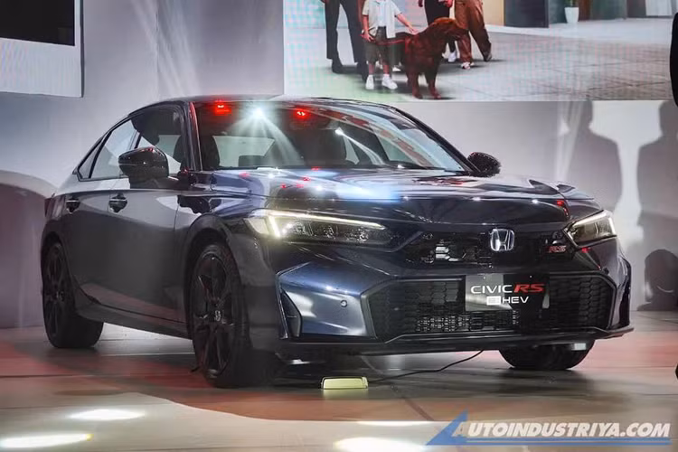 Vào cuối năm 2021, Honda Civic thế hệ thứ 11 đã được ra mắt tại thị trường Philippines với duy nhất một động cơ VTEC Turbo 1.5L. Nhưng với nhu cầu về xe hybrid ngày càng tăng ở quốc gia này, Honda đã quyết định mở rộng đội hình cho mẫu sedan phổ biến của hãng bằng cách cung cấp cho nó hệ thống truyền động điện khí hóa.