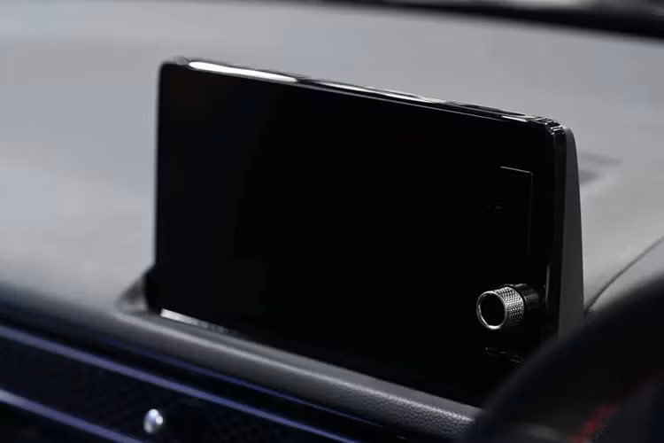 Bên trong cabin, Honda Civic 2025 được nâng cấp hệ thống thông tin giải trí với màn hình cảm ứng 9 inch mới tích hợp Apple Carplay và Android Auto không dây, đế sạc không dây và cổng USB-C. Đối với bản RS e:HEV cao cấp nhất, xe được trang bị hệ thống âm thanh Bose 12 loa.