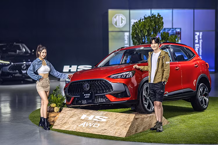Mẫu xe MG được hãng ưu đãi mạnh tay nhất là RX5 với phí đăng ký và 2 năm bảo hiểm vật chất trị giá lên đến 120 triệu đồng cho cả 2 phiên bản. MG HS phiên bản mới đã quay trở lại thị trường Việt Nam vào hồi tháng 1/2024 sau hơn 1 năm vắng bóng.