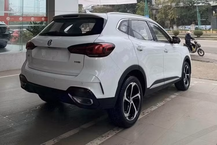 Nằm bên dưới nắp ca-pô của MG HS là động cơ xăng 4 xi-lanh, tăng áp, dung tích 1.5L với công suất tối đa 173 mã lực và mô-men xoắn cực đại 275 Nm. Động cơ đi với hộp số tự động ly hợp kép 7 cấp và hệ dẫn động cầu trước đồng thời tiêu thụ lượng xăng trung bình 6,8 lít/100 km.