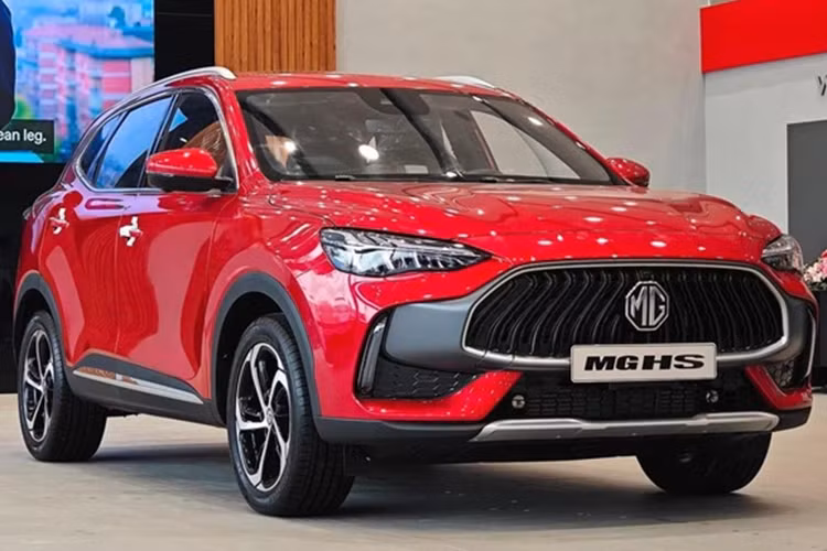 Chương trình giảm giá xe MG HS của đại lý đã bao gồm ưu đãi chính hãng. Trong tháng 8 này, MG HS được hãng tặng phí trước bạ và 1 năm bảo hiểm vật chất trị giá 80 triệu đồng ở bản 1.5T DEL và 85 triệu ở bản 1.5T LUX. Tuy nhiên, HS chưa phải là mẫu xe có mức khuyến mãi chính hãng cao nhất của thương hiệu MG. 