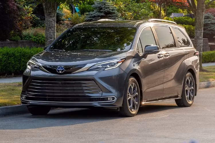 Cụ thể, trong trường hợp tài xế khóa xe Toyota Sienna 2025 mới nhưng hệ thống radar 60 Ghz lắp trên trần xe phát hiện vẫn có người ngồi ở hàng ghế sau thì khi đó đèn báo nguy hiểm sẽ nhấp nháy và khóa cửa sẽ phát ra tín hiệu âm thanh 9 lần. Nếu sau 90 giây cảnh báo vẫn bị bỏ qua, còi xe sẽ kêu to.