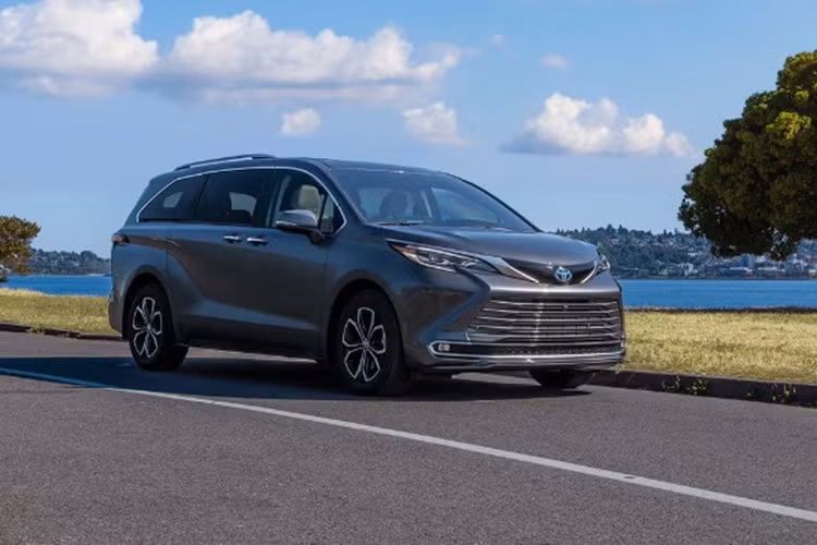 Sau 4 phút, tài xế xe minivan Toyota Sienna 2025 sẽ nhận được tin nhắn qua ứng dụng điện thoại thông minh. Nếu sau đó tài xế vẫn không mở cửa, hệ thống sẽ tự động thực hiện một cuộc gọi đến điện thoại của tài xế.