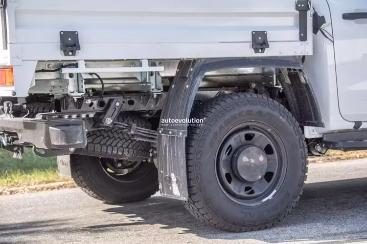 Cảm biến đỗ xe cũng được trang bị ở phía trước. Nhìn vào ngoại hình, Ford cũng sẽ lắp thêm một tấm chắn bùn phía trước sơn đen. Nhìn kỹ hơn, bạn sẽ thấy lưới tản nhiệt được thiết kế lại, phần mở rộng chắn bùn, lò xo lá chắc chắn hơn và có vẻ như là một bộ vi sai chắc chắn hơn.