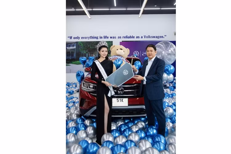 Sạc không dây, điều hòa tự động 3 vùng, ghế trước tích hợp sưởi, hai ghế sau có thể gập phẳng và cửa sổ trời toàn cảnh mang lại không gian thoáng đãng, thoải mái.