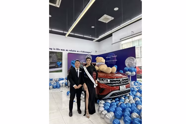 Xe còn được trang bị hàng dài các tính năng an toàn như: cân bằng điện tử, chống trượt khi tăng tốc, khóa vi sai điện tử, hỗ trợ phanh khẩn cấp, kiểm soát cự ly đỗ xe, phanh hỗ trợ đỗ xe, kiểm soát hành trình, hỗ trợ lên/xuống dốc và hệ thống an toàn 6 túi khí.