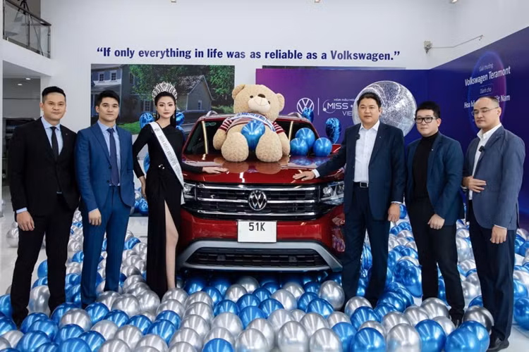 Theo đó, người đẹp Hoa hậu Hoàn vũ Việt Nam 2023 sinh năm 2001 này vừa được nhận chiếc SUV cỡ lớn Volkswagen Teramont tiền tỷ. Đây chính là phần thường mà Volkswagen dành tặng cho cô.