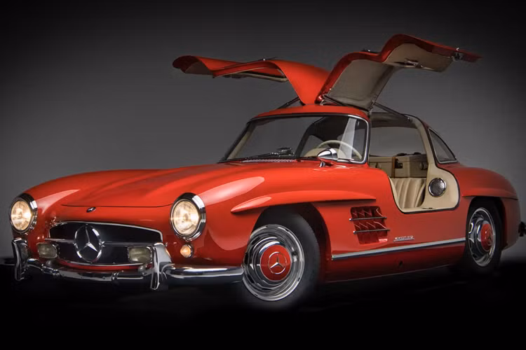 Đây là chiếc Mercedes-Benz 300 SL Gullwing cuối cùng từng được chế tạo và là chiếc đầu tiên được đặt tên theo một tập phim Friends. Chiếc xe này được gọi là “The Last One” và hiện sắp được nhà đấu giá RM Sotheby đưa lên sàn đấu giá.