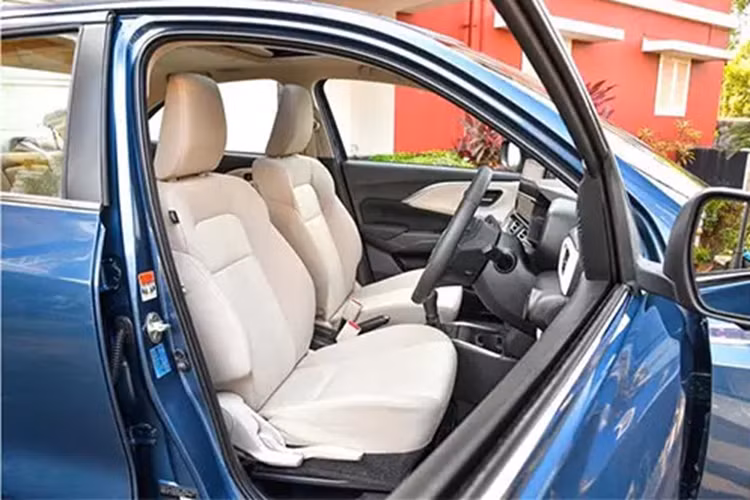 Tất nhiên, xe cũng có một số chi tiết thiết kế và trang bị riêng. Dzire được trang bị màn hình cảm ứng trung tâm Smartplay Pro Plus 9 inch tương tự các mẫu xe Suzuki đời mới khác.