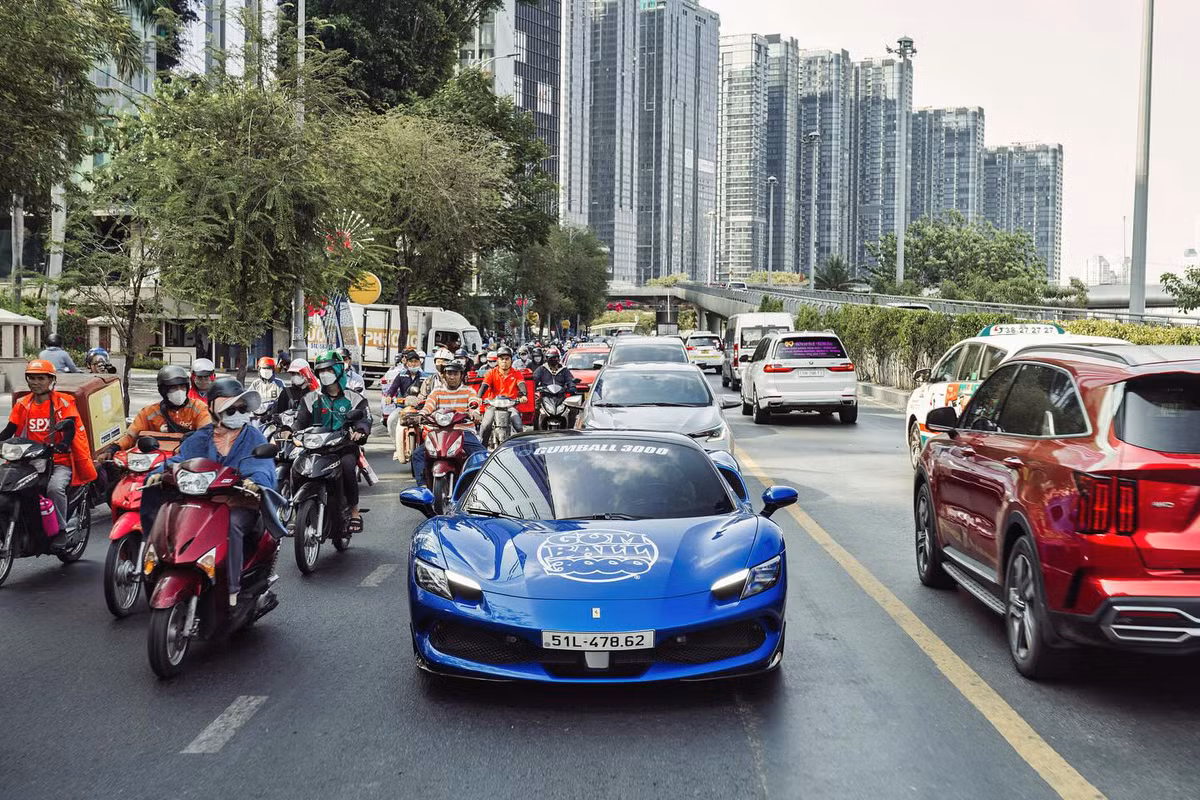 Được biết, đây đã là chiếc siêu xe mui trần Ferrari 296 GTS thứ 2 xuất hiện tại thị trường Việt Nam, xe đầu tiên được bàn giao cho một khách hàng ở tỉnh Bạc Liêu, nhưng vợ chồng anh lại sinh sống và làm việc ở tỉnh Bà Rịa - Vũng Tàu.
