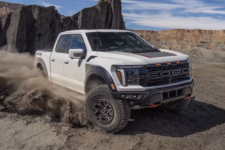 Mới đây trên trang X (Twitter) của mình, giám đốc điều hành Ford Jim Farley đã công bố thông số phiên bản nâng cấp Ford F-150 Raptor R đời 2024. Cụ thể, mẫu bán tải hiệu năng cao sở hữu công suất mới 730 mã lực và mô-men xoắn 868 Nm.