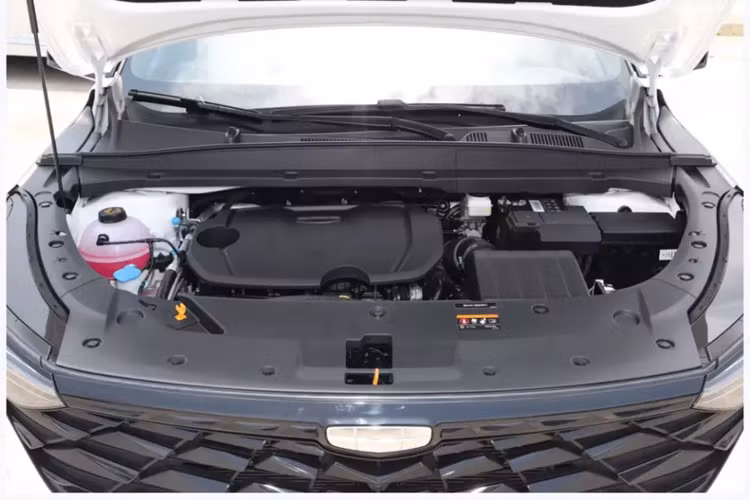 Geely Boyue mới tiếp tục được trang bị động cơ 4 xi-lanh, dung tích 1,5 lít, sản sinh ra công suất tối đa 181 mã lực và mô-men xoắn cực đại 290 Nm, kết hợp với hộp số DCT 7 cấp.