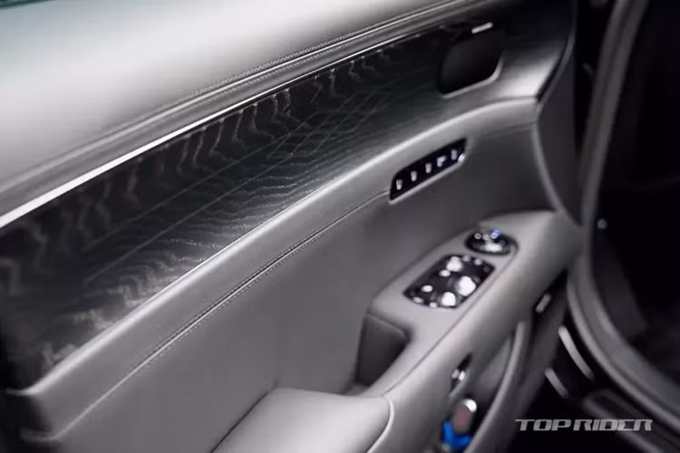 Nội thất của Genesis G90 Black 2024 được trang bị 5 chỗ ngồi tiêu chuẩn. Nếu muốn sở hữu xe 4 chỗ ngồi, khách hàng Hàn Quốc cần chi thêm tiền cho gói VIP. Đáng tiếc là động cơ của dòng Genesis G90 2024 nói chung và phiên bản Black nói riêng không có gì mới.