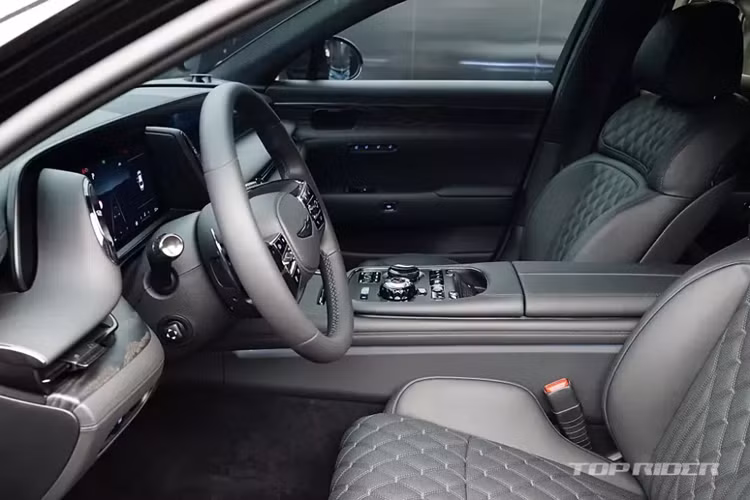 Tại thị trường Hàn Quốc, mức giá xe Genesis G90 Black 2024 có giá từ 138 triệu Won (khoảng 2,54 tỷ đồng).