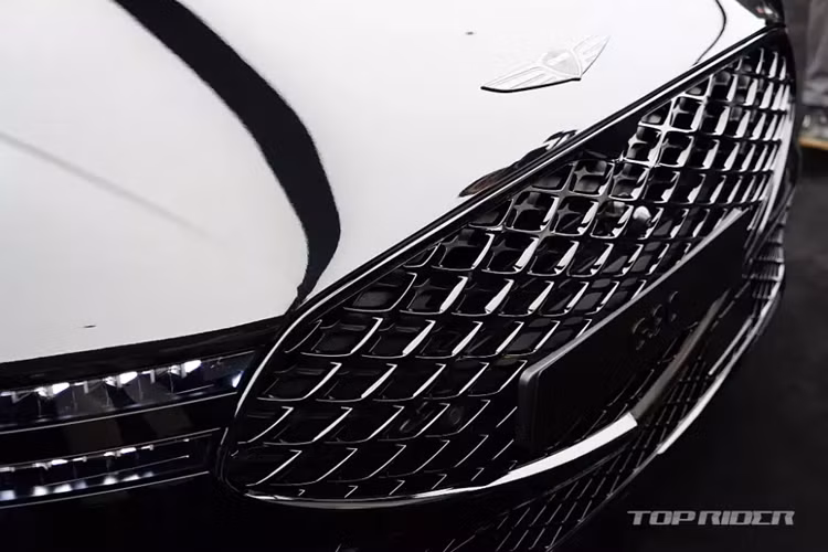 Vành la-zăng của Genesis G90 Black 2024 có đường kính 21 inch với thiết kế 5 chấu và sơn màu xám khá ấn tượng. Bên trong xe, Genesis G90 Black 2024 được trang bị những vật liệu cao cấp như gỗ, ghế bọc da semi-aniline, các nút bấm/núm xoay ốp kim loại và lưới loa bằng nhôm. 