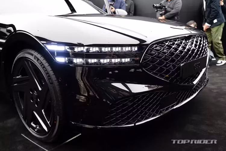 G90 là mẫu xe đầu tiên của Genesis có phiên bản Black. Phần lớn các chi tiết ngoại thất của mẫu xe này đều được sơn màu tối như lưới tản nhiệt, lưới trên cản trước, logo của thương hiệu Genesis, vành la-zăng, cùm phanh và đầu ống xả.