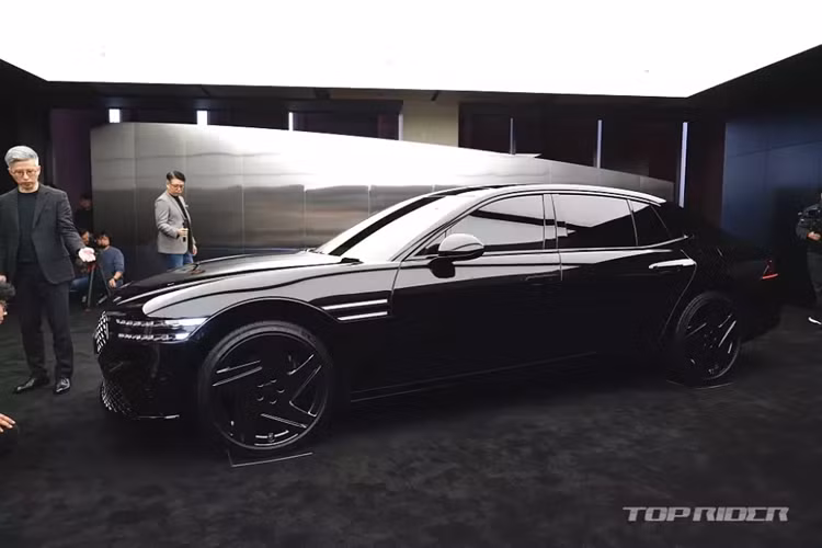 Đặc biệt, mẫu xe sedan hạng sang Genesis G90 2024 còn có thêm phiên bản Black mới với ngoại hình ấn tượng. Black được định vị như phiên bản cao cấp của dòng xe sang Genesis G90. Đúng như tên gọi, mẫu xe này được áp dụng tông màu tối từ ngoài vào trong nhằm tối đa hóa cảm giác sang trọng.