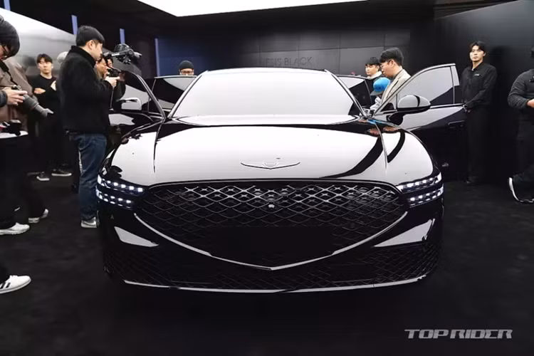 Thương hiệu xe sang Genesis của tập đoàn Hyundai đã tung ra phiên bản nâng cấp nhẹ của dòng G90 ở thị trường Hàn Quốc. Trên phiên bản Genesis G90 Black 2024 mới, mẫu xe này không thay đổi về mặt thiết kế mà chỉ có thêm những trang bị theo nhu cầu của người dùng.