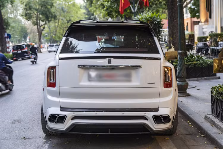 Theo tìm hiểu, chiếc Rolls-Royce Cullinan này cũng được nâng cấp hiệu năng, động cơ V12 6.75L tăng áp kép của xe sau khi cải tiến đã có công suất lên 601 mã lực và 950 Nm mô-men xoắn (nguyên bản là 563 mã lực và 850 Nm). Nhờ đó, chiếc SUV có thể tăng tốc 0-100 km/h trong khoảng 5 giây.