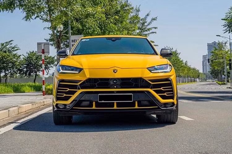 Tại thị trường Việt Nam, giá xe Lamborghini Urus S được công bố bán ra chính hãng từ 14,259 tỷ đồng. So với mức giá bán của Lamborghini Urus 2023 công bố trước đó là 13,1 tỷ đồng, phiên bản S có giá cao hơn là 1,105 tỷ đồng.