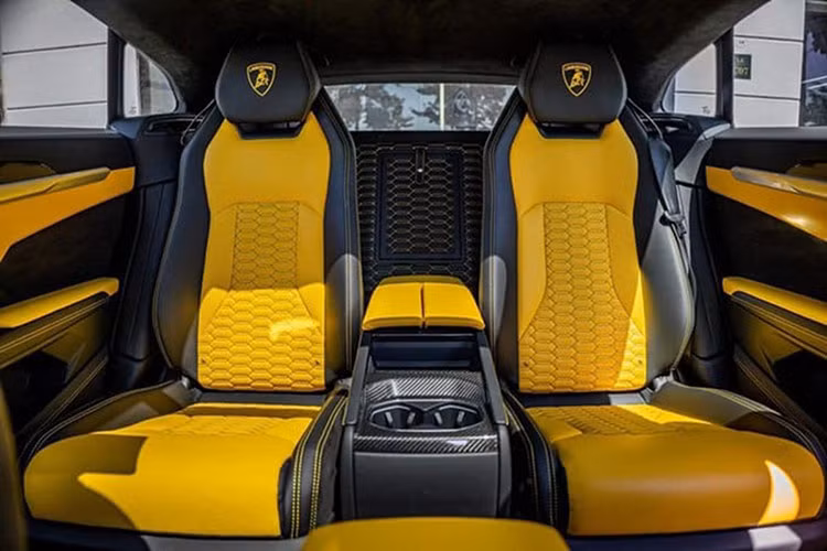 Khả năng kết nối trong Urus S bao gồm chức năng định vị dẫn đường được kết nối, các tính năng bảo mật và một số dịch vụ điều khiển trong xe. Các dịch vụ này cũng có thể được quản lý thông qua khả năng kết nối tích hợp điện thoại thông minh, với sự cải tiến của điều khiển đồng hồ thông minh bao gồm chức năng chìa khóa xe ảo.