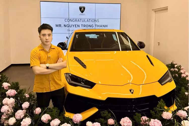 Mới đây, 1 đại gia sinh năm 1990, kinh doanh trong lĩnh vực thẩm mỹ viện đã gây choáng khi chia sẻ về chiếc biển số 30K-898.98, mới được mình mua lại, để nhằm đăng ký cho chiếc siêu SUV Lamborghini Urus S gần 15 tỷ đồng. Cụ thể, chiếc biển số này đã được đấu giá từ tháng 12 năm ngoái, và trúng đấu giá 735 triệu đồng.