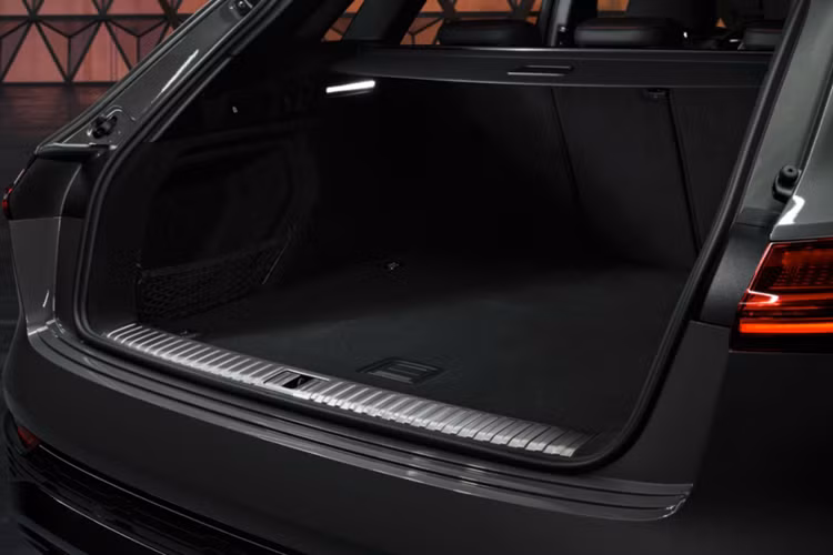 Khoang lái của Audi Q8 e-Tron gần như giữ nguyên như cũ với thiết kế hướng về người lái. Bên trong mẫu xe này có những trang bị như bảng đồng hồ kỹ thuật số 12,3 inch, màn hình cảm ứng trung tâm 10,1 inch và hệ điều hành MMI quen thuộc.