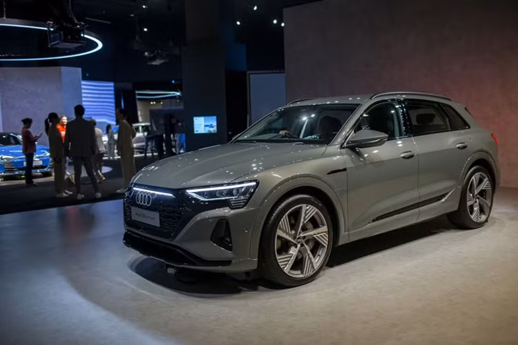 Nhờ đó, Audi Q8 e-Tron 2024 về Việt Nam có thể chạy được 494 km nhờ cụm pin 106 kWh. Audi Q8 e-Tron tương thích với cả sạc nhanh và sạc chậm. Thời gian sạc pin từ 10% - 80% bằng bộ sạc nhanh rơi vào khoảng 31 phút.
